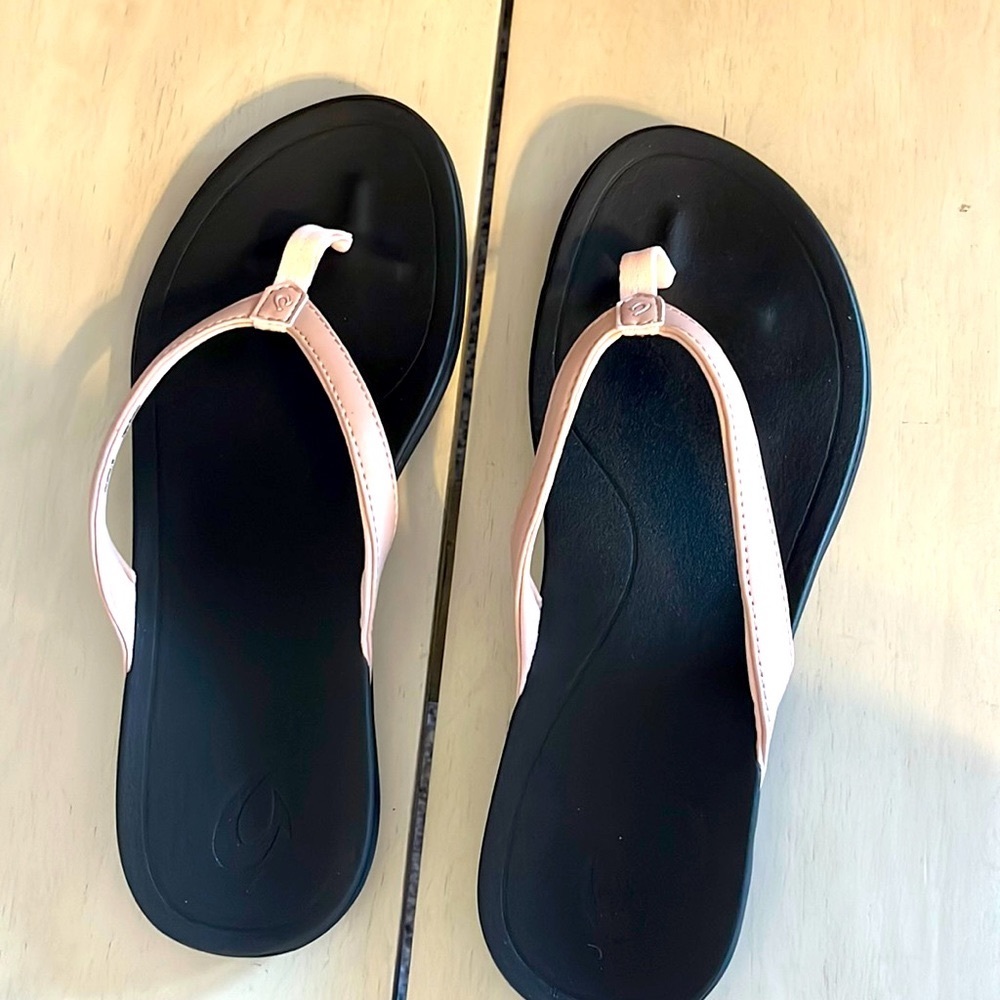 OluKai O’hana beach sandals size 8